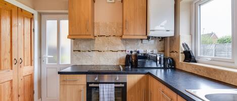 Een koelkast, een oven, een kookplaat, een koffiezetapparaat/waterkoker