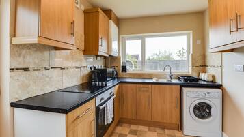 Fridge, oven, stovetop, coffee/tea maker