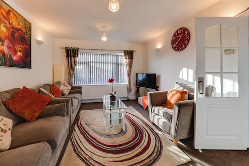 3 Bedroom Home. Home Working. Free Parking. Garden. Wigan