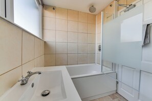 Ensemble douche/baignoire, sèche-cheveux, serviettes fournies