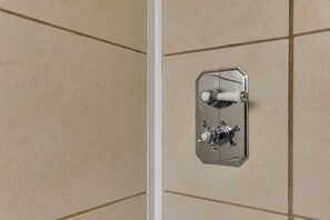 Duschwanne, Haartrockner, Handtücher, Toilettenpapier