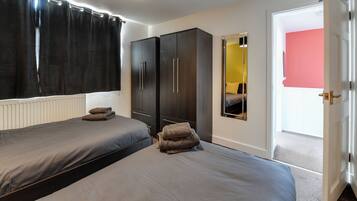 3 bedrooms, desk, iron/ironing board, free WiFi