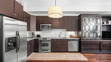 Een koelkast, een magnetron, een oven, een kookplaat