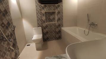 Combined shower/tub, towels