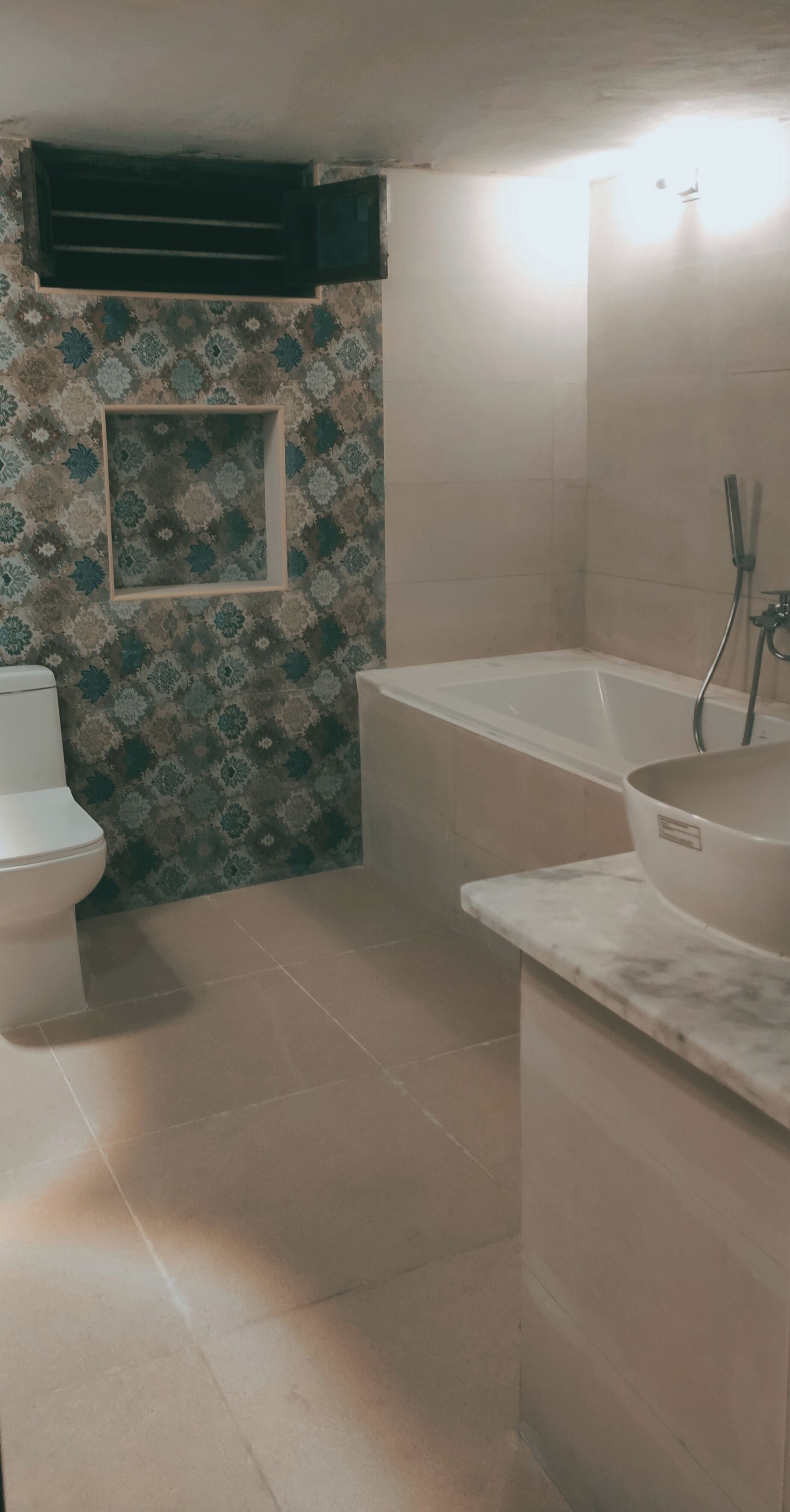 Combined shower/bathtub, towels