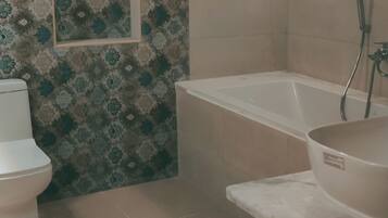 Combined shower/tub, towels