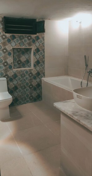 Combined shower/bathtub, towels