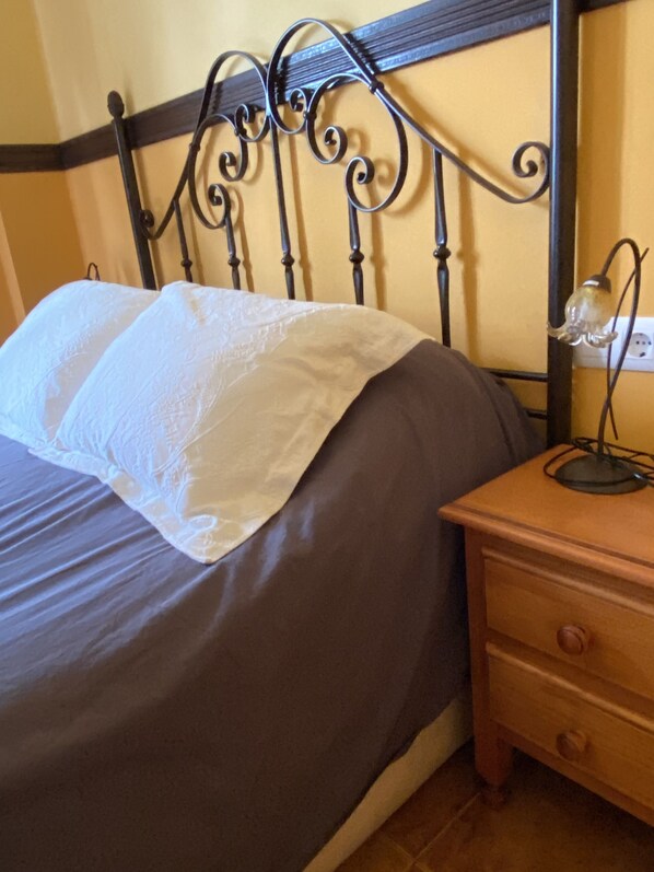 2 slaapkamers, een bureau, een strijkplank/strijkijzer, beddengoed