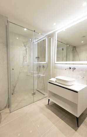 Chambre Double Deluxe, 1 trÚs grand lit, non-fumeurs, vue cour intérieure | Salle de bain | SÚche-cheveux, peignoirs, chaussons, serviettes fournies