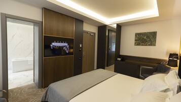 Deluxe Double Room, 1 King Bed, Non Smoking, City View | Egyptian cotton sheets, premium bedding, memory foam beds, minibar