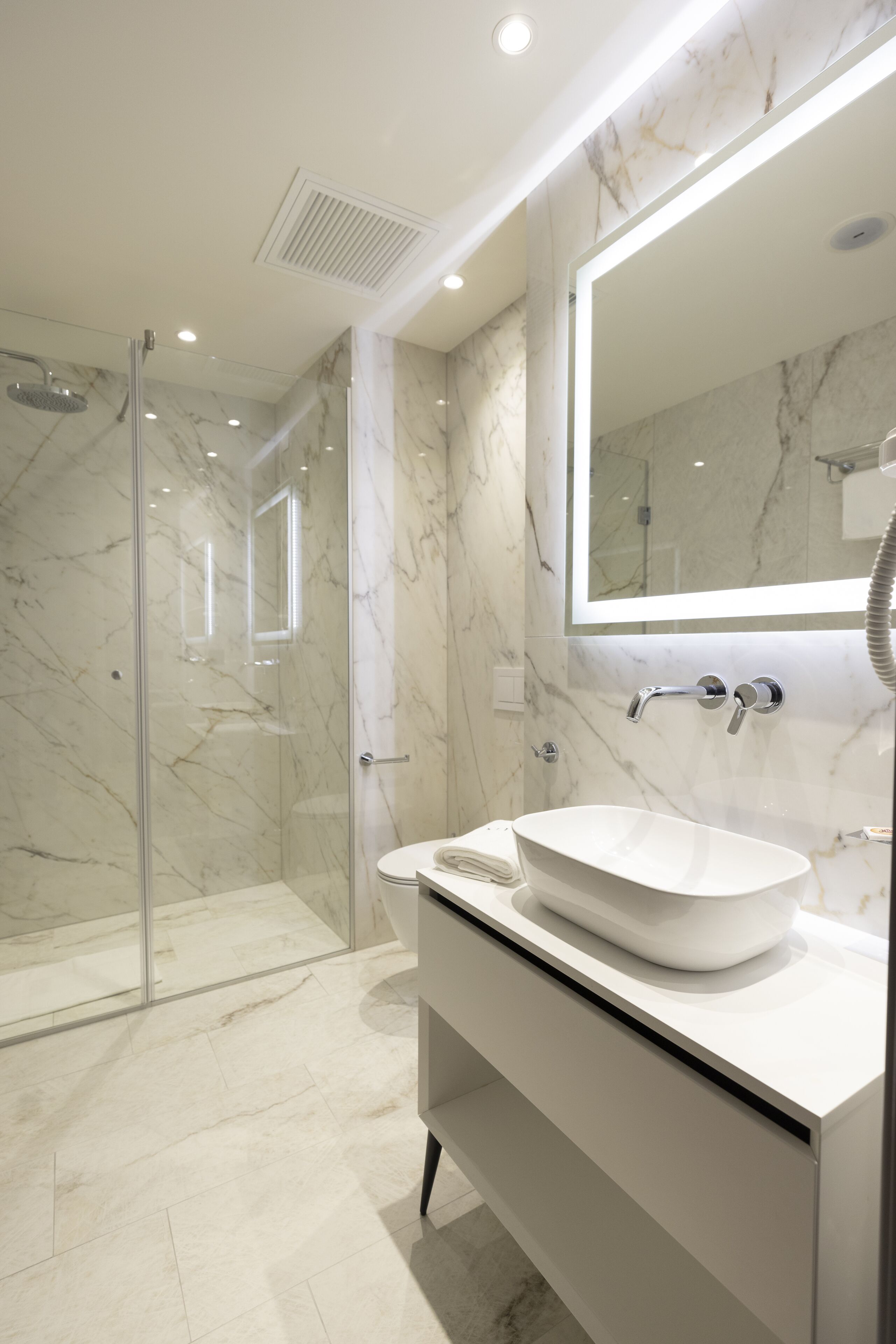 Habitación Deluxe doble, 1 cama de matrimonio grande, no fumadores, vistas a la ciudad | Baño | Secador de pelo, albornoces, zapatillas y toallas