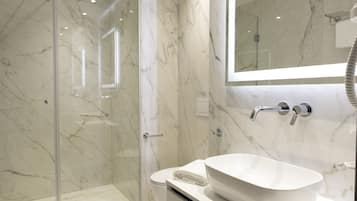 Habitación Deluxe doble, 1 cama de matrimonio grande, no fumadores, vistas a la ciudad | Baño | Secador de pelo, albornoces, zapatillas y toallas