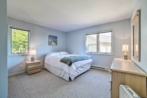 3 bedrooms, desk, Internet, bed sheets