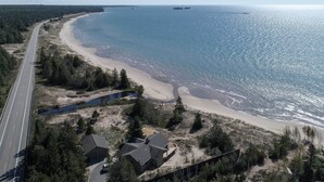 Una carretera costera con playa y casas.