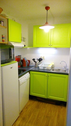 Frigorifero, microonde, forno, piano cottura