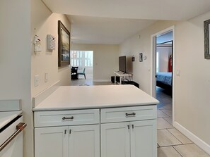 Appart'hôtel, 1 très grand lit et 1 canapé-lit, cuisine, vue piscine (#B3-2D - No Pets) | Divers