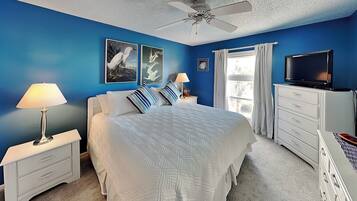 Leilighet, 1 kingsize-seng, balkong, havutsikt (#B2-1U - No Pets) | 1 soverom, individuelt dekorert og individuelt innredet