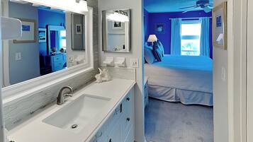 Leilighet, 1 kingsize-seng, balkong, havutsikt (#B2-1U - No Pets) | Bad | Håndklær