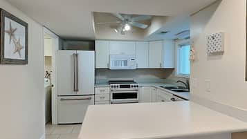 Condo, 1 King Bed with Sofa bed, Kitchen, Pool View (#B3-2D - No Pets) | Miscellaneous
