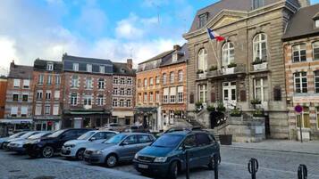 Parkeerplaatsen op het terrein