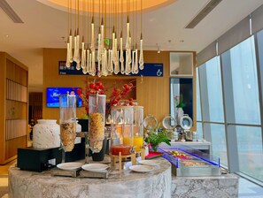 Free continental breakfast - Holiday Inn Express Jining Cultural Center by IHG (Jining)