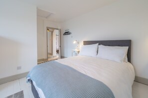 3 bedrooms, iron/ironing board, internet, bed sheets - Brook House, Brinton, Norfolk (Brinton)