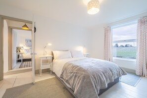 3 bedrooms, iron/ironing board, internet, bed sheets - Brook House, Brinton, Norfolk (Brinton)