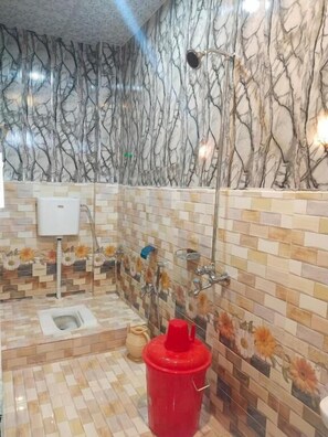 スタンダード トリプルルーム | バスルーム | シャワー、バスアメニティ (無料)