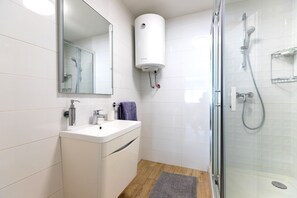 Studio | Bathroom | Shower, hair dryer, towels, soap - Zagreb City Beat (Zagreb)