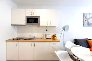 Lägenhet | Eget pentry | Minikylskåp, mikrovågsugn, spishäll och brödrost