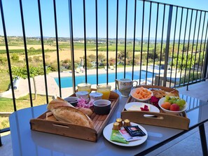 Outdoor dining - 3- House with panoramic view of vineyards (34120 TOURBES)