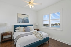 Room - LUXURY WATERFRONT / BOAT DOCK & LIFT! (Tampa)