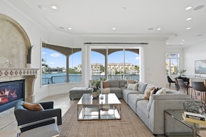 Living area - LUXURY WATERFRONT / BOAT DOCK & LIFT! (Tampa)