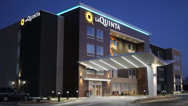 A La Quinta hotel with a modern design, featuring a prominent entrance and a covered walkway. - La Quinta Inn & Suites by Wyndham Bardstown (Bardstown)