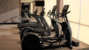A gym with treadmills, stationary bikes, and ellipticals. - La Quinta Inn & Suites by Wyndham Bardstown (Bardstown)