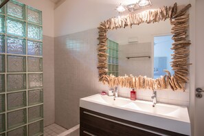 Douche, sèche-cheveux, serviettes fournies, papier toilette