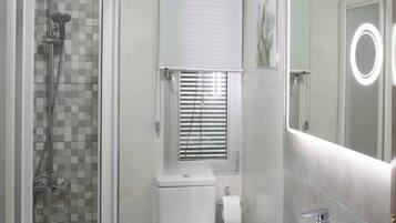 Bathtub, jetted bath, hair dryer, bidet