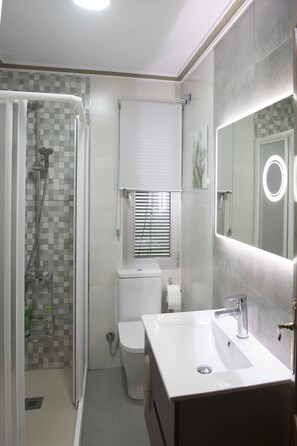 Badewanne, Whirlpool, Haartrockner, Bidet