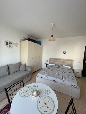 Studio | Iron/ironing board, free WiFi, bed sheets