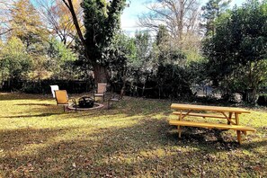 Outdoor dining - 4BR Getaway | King Bed | Prime Uptown-SouthEnd (Charlotte)