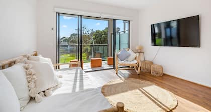 OSPREY - MORNINGTON. Walking distance to Mornington's cafe culture.