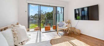 OSPREY - MORNINGTON. Walking distance to Mornington's cafe culture.