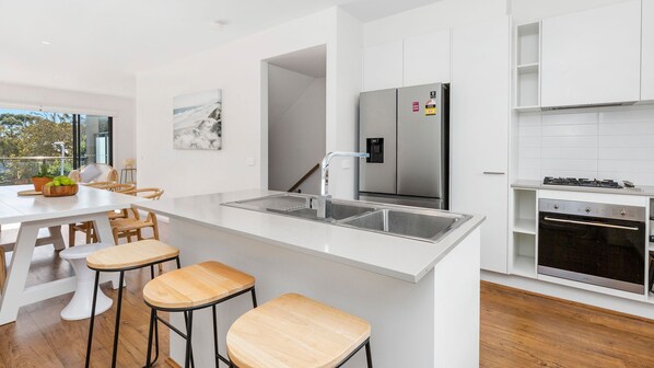 Fridge, microwave, oven, stovetop - OSPREY - MORNINGTON. Walking distance to Mornington's cafe culture. (Mornington)
