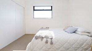 2 bedrooms - OSPREY - MORNINGTON. Walking distance to Mornington's cafe culture. (Mornington)