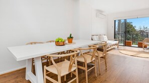 Dining - OSPREY - MORNINGTON. Walking distance to Mornington's cafe culture. (Mornington)