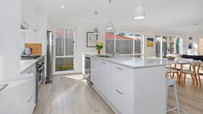 Fridge, microwave, dishwasher, coffee/tea maker - HUMMINGBIRD - RYE. Sunkissed and Stylish (Rye)