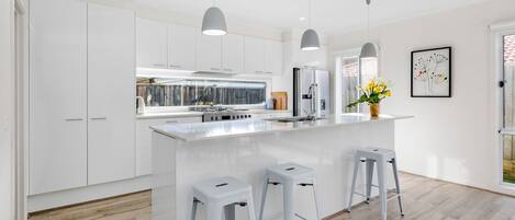 Een koelkast, een magnetron, een vaatwasser