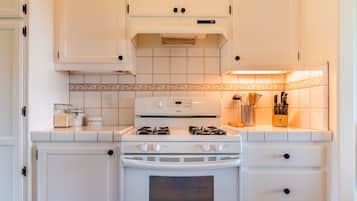 Micro-ondes, plaque de cuisson, lave-vaisselle, cafetiĂšre/bouilloire