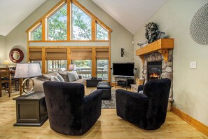 Smart TV, fireplace, DVD player - The Red Door Cottage on Big Star Lake, Sleeps 8! (Baldwin)