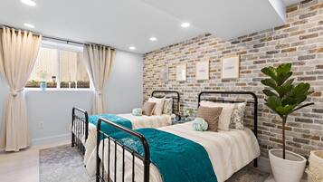 2 bedrooms, desk, iron/ironing board, WiFi